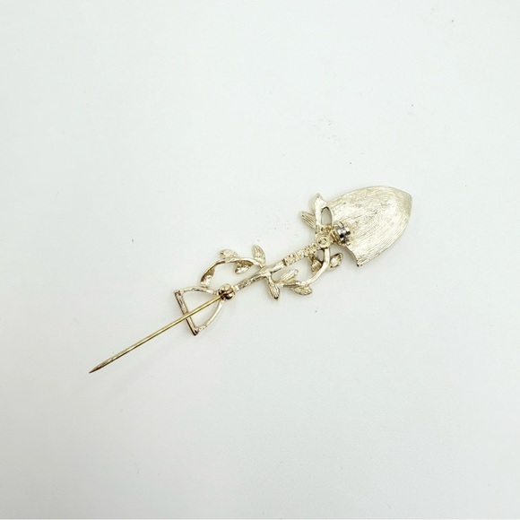 Vtg 1981 Sarah Coventry Gold Tone Gold Diggers Garden Shovel Award Brooch Pin - Picture 5 of 6